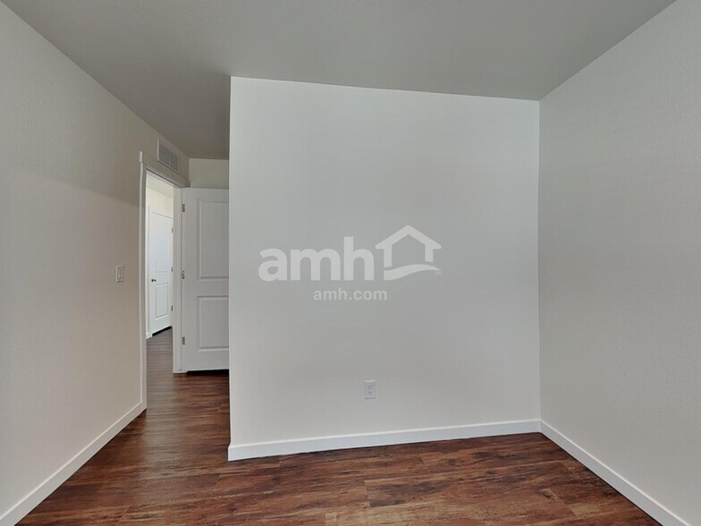 Building Photo - 11677 Logans Rdg Dr