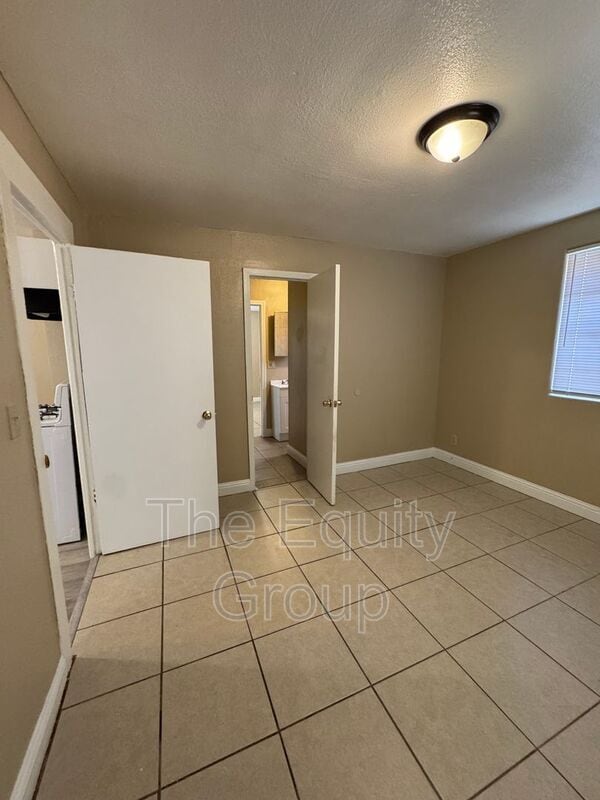 Building Photo - 928 W Goshen Ave