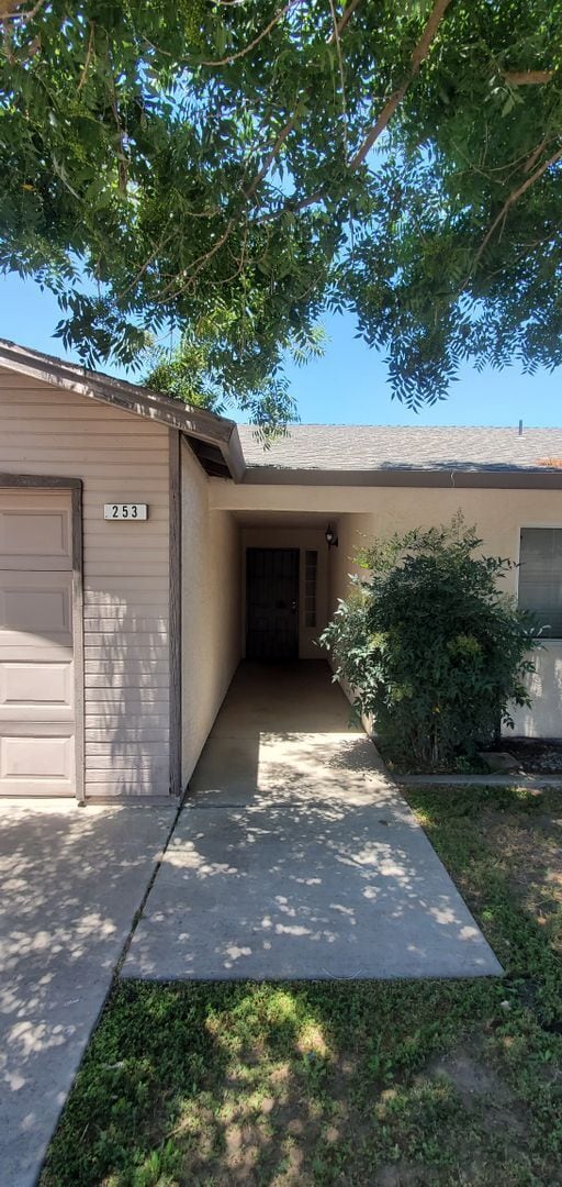 Building Photo - Turlock 2 Bedroom 2 Bath with Garage Triplex