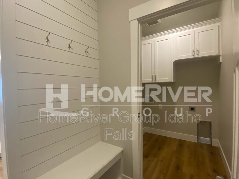 Building Photo - 690 Silvermaple Dr