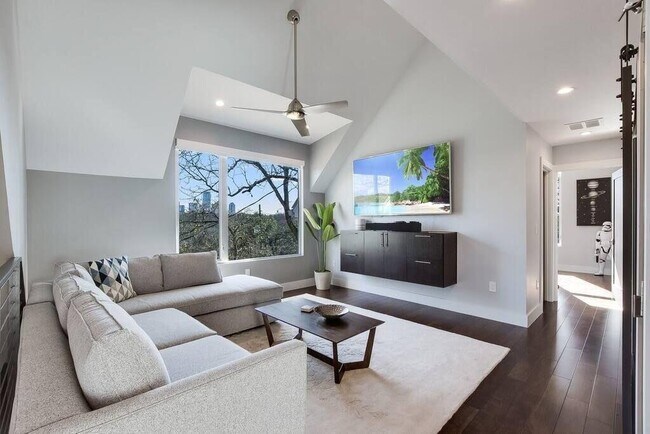 Building Photo - 1802 W 10th St