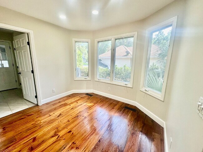Building Photo - Amazing Four Bedroom Home Located Close to Alljoy Beach with Community Dock Access in Bluffton!