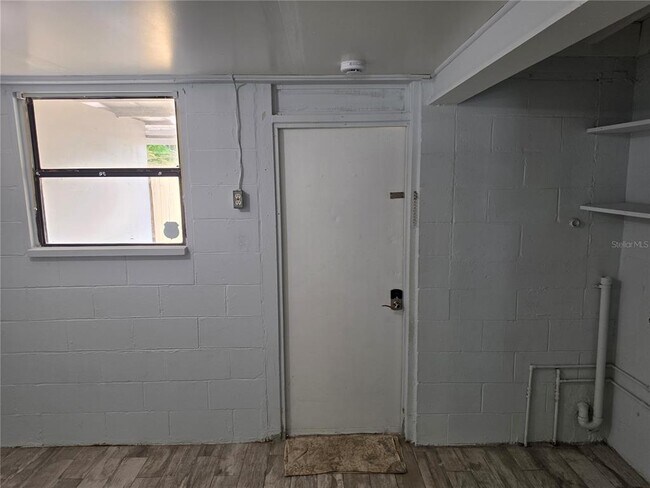 Building Photo - 2205 S Park Ave