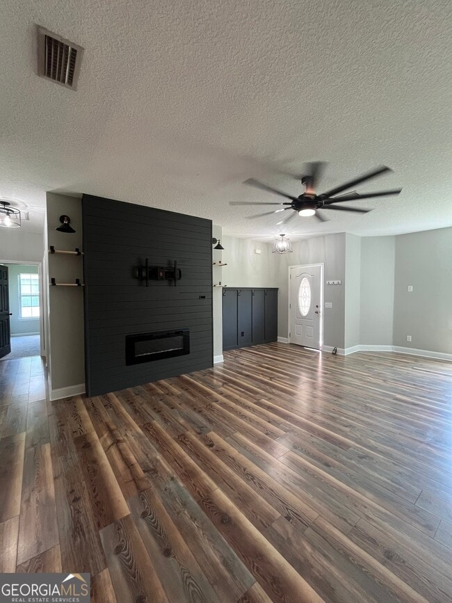 Building Photo - 213 Royal Palms Ave
