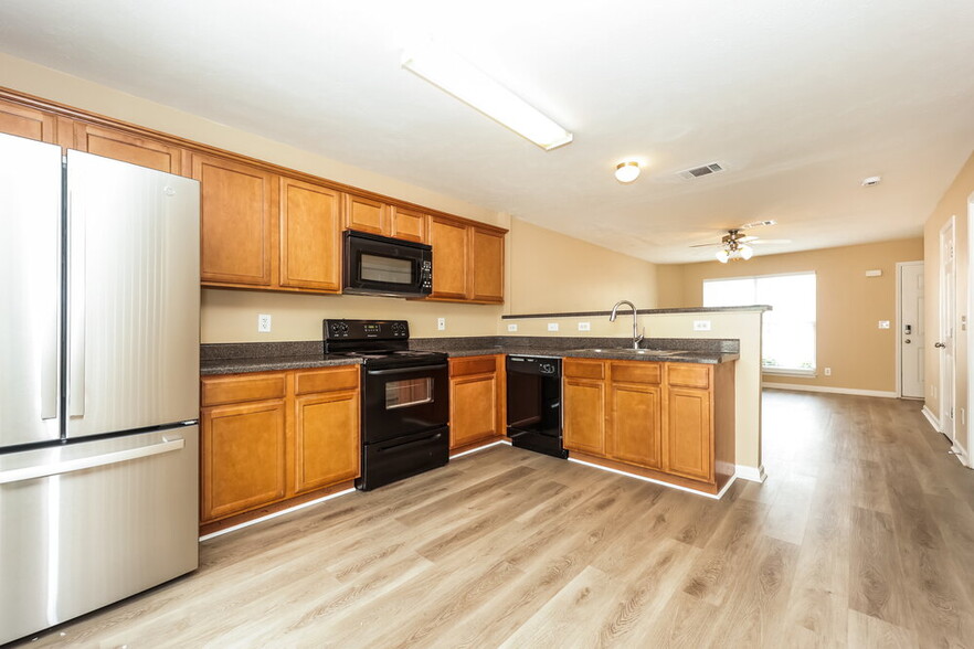 Building Photo - 8034 Logan Dr