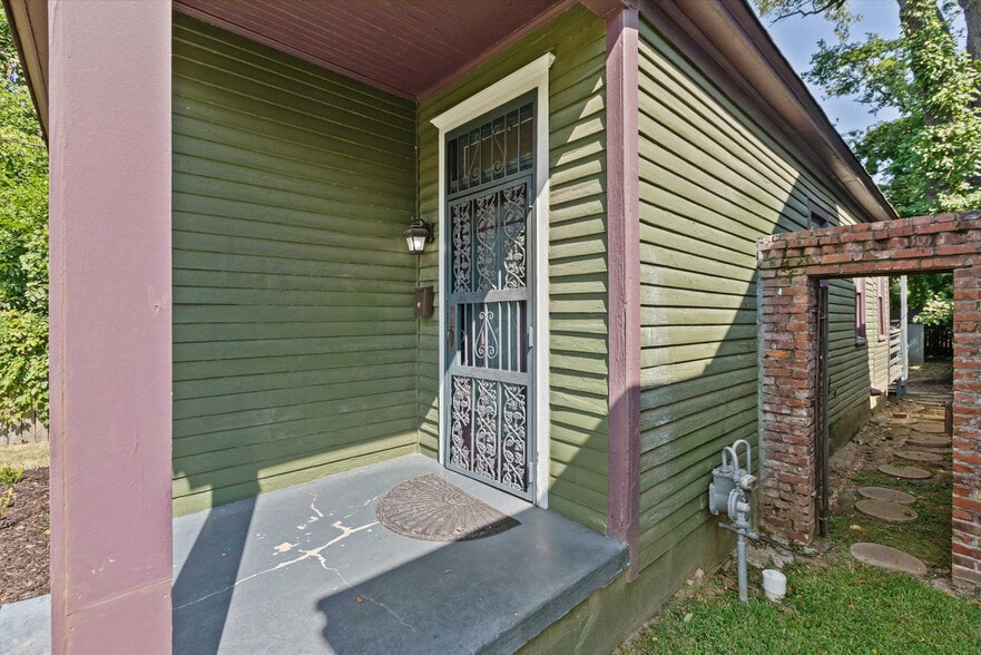 Building Photo - 2080 Court Ave
