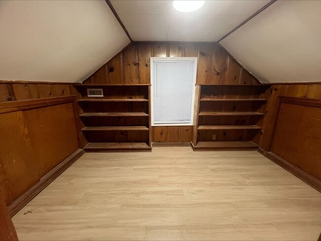 Building Photo - Gorgeous Fully Renovated 4 bedroom 1 bath ...