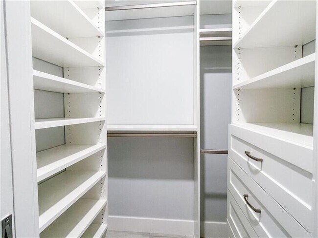 Building Photo - 2011 NE 31st St