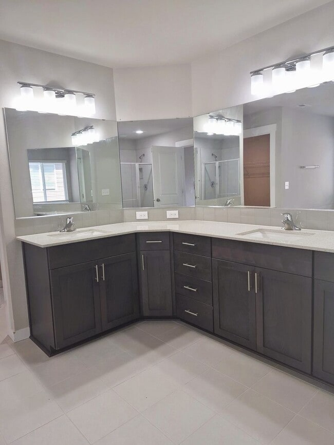 Building Photo - Beautiful 5BD/3BA home located in Rainer Ridge