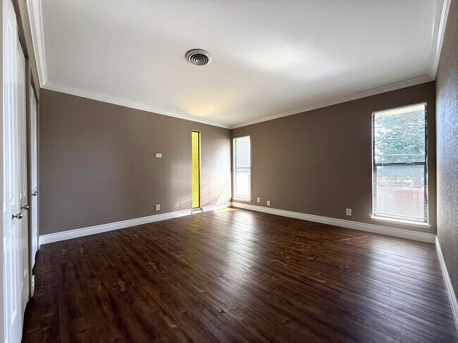 Building Photo - 2343 Fairway Dr