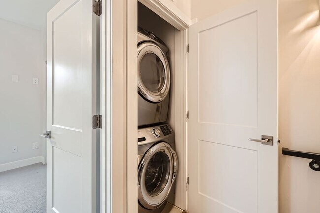 Building Photo - GORGEOUS TOWNHOUSE IN RiNo