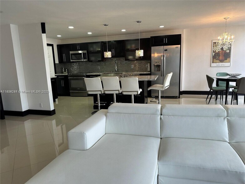 Building Photo - 2017 S Ocean Dr