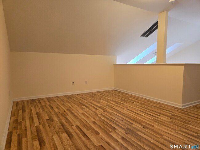 Building Photo - 511 Elm St