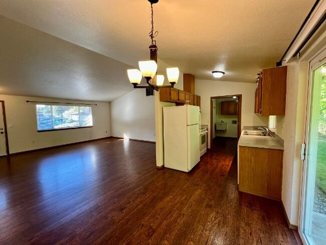 Building Photo - PENDING APPLICATION; 3 BD w/ Vaulted Ceiling