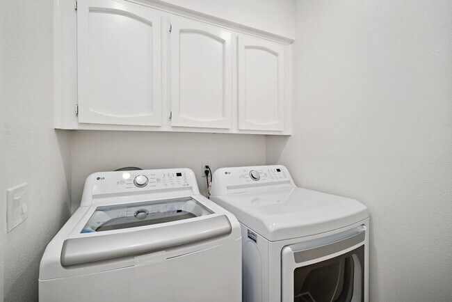 Building Photo - Fully remodeled luxury 3 bedroom 2 bathroom home with 2 car garage