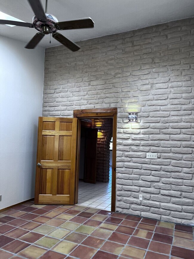 Building Photo - 5 Oriente Ct