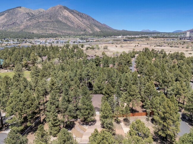 Building Photo - Gorgeous Furnished Country Club Rental