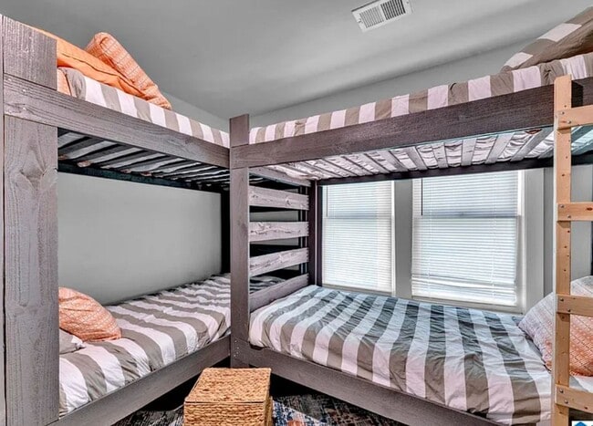 Building Photo - 4 bedroom 2 Bath - Available Now on Main A...