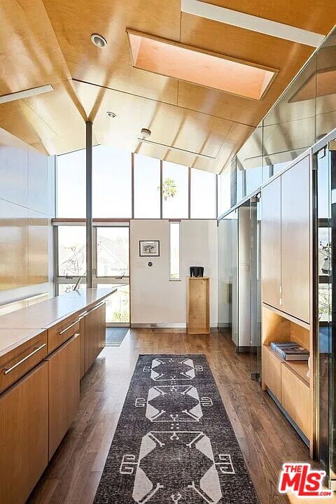 Building Photo - 724 Superba Ave
