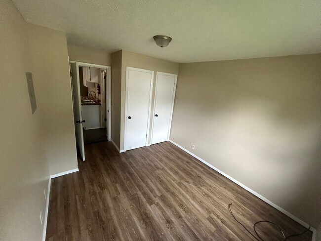 Building Photo - $895 a month! 4-Bedroom Apartment Near Bal...