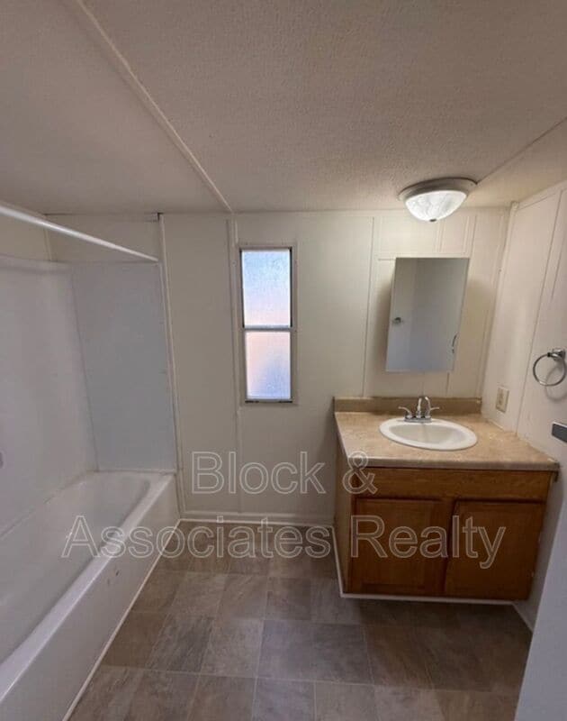 Building Photo - 608 Springdale Dr