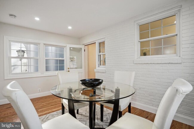 Building Photo - Gorgeous, Sun-lit,Townhouse in Alexandria