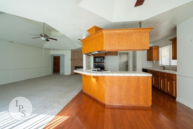 Building Photo - North West Fresno Home, 3BR/2BA, 1878sf, NEW CARPET - Lots of Amenities!