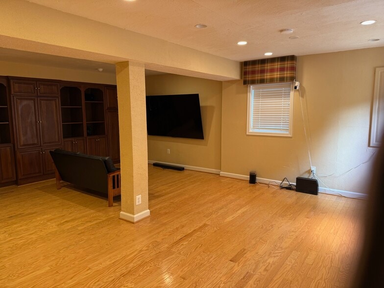 Building Photo - 10225 Tamarack Dr