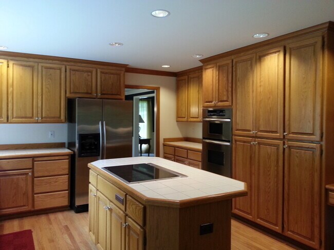 Building Photo - Beautiful Home in Bellevue Lakemont Area