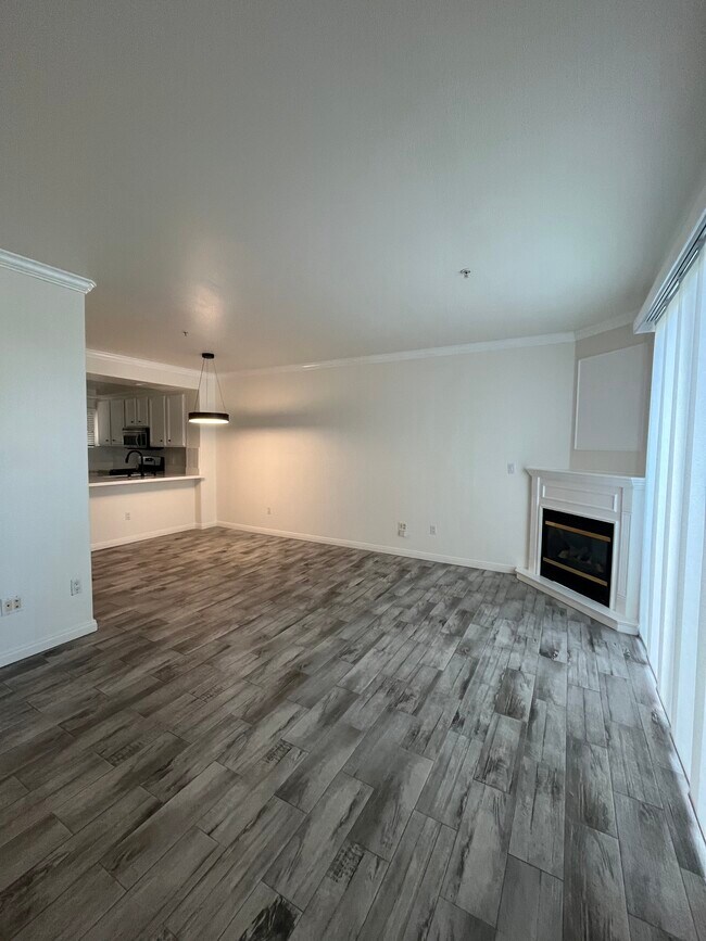 Building Photo - 5260 Premiere Hls Dr