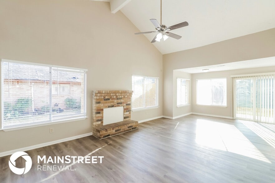 Building Photo - 15830 Gatebriar Dr