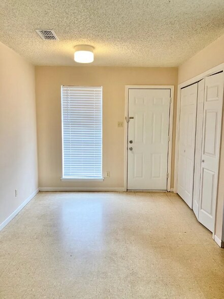 Building Photo - 727 Chaparral Cir