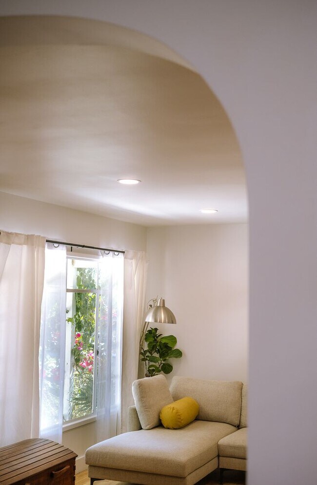 Building Photo - 3 Bedrooms + 2 Bathrooms | Midtown Ventura | Furnished or Unfurnished