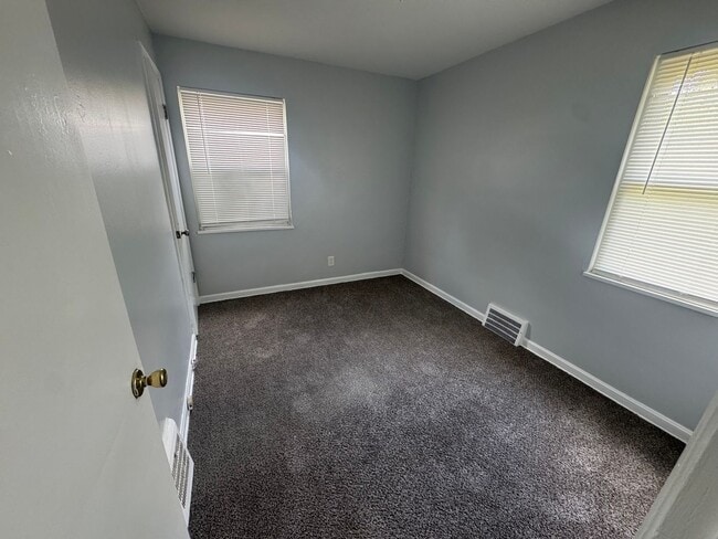 Building Photo - Single Family Home 3 beds 1 bath Available...