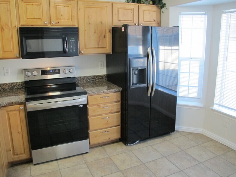 Kitchen - 877 Capital Ave