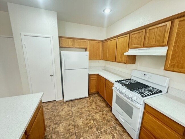 Building Photo - 4726 English Lavender - Gated community! R...