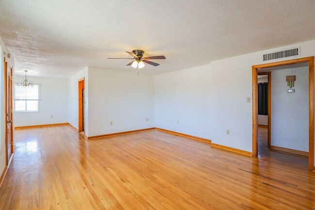 Building Photo - Roomy 3 Bedroom Home with Two Living Spaces