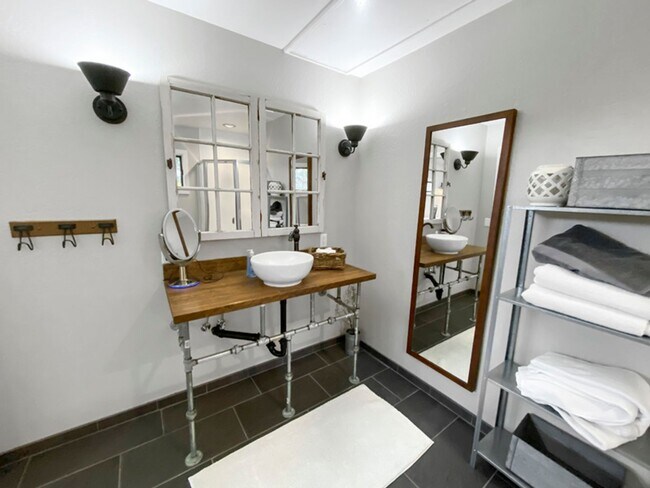 Building Photo - Portland Loft: Fully Furnished Loft Living with views of the golf course $300 Utility Fee