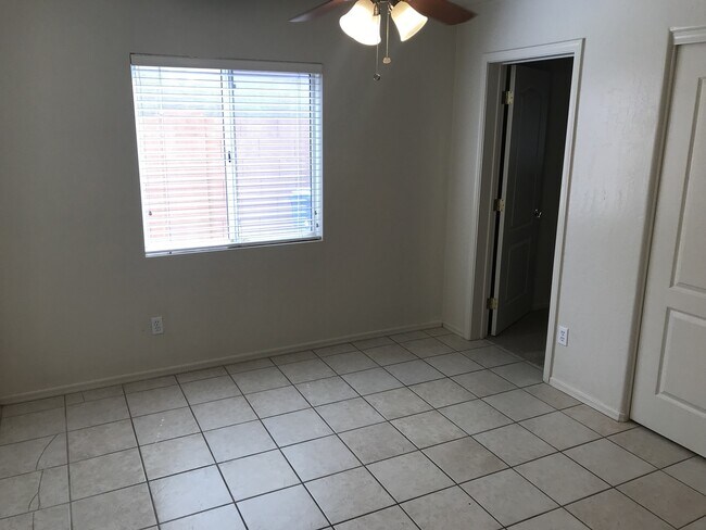 Building Photo - Gilbert Home - 5 Bed + Den & 2.75 Bath with Beautiful Pebble Teck Pool