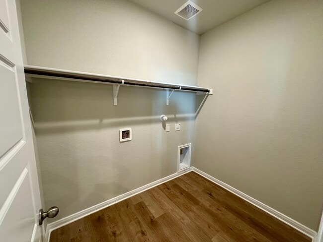 Building Photo - Stunning 4x2.5 Luxury Duplex in Buda, TX!