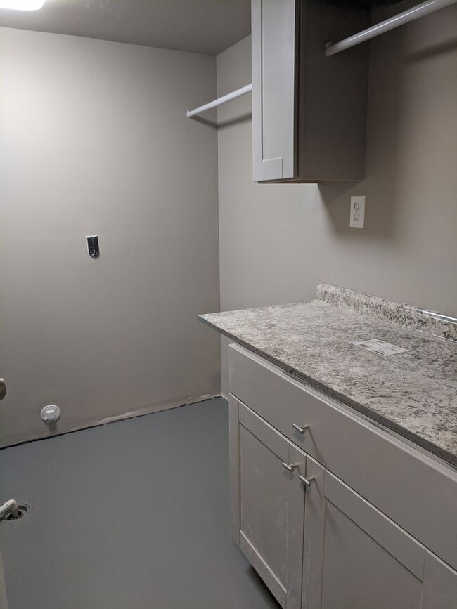 Building Photo - *****Huge 4 bedroom, 3 full bath home FOR ...