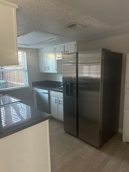 Building Photo - 2447 S Graham Dr