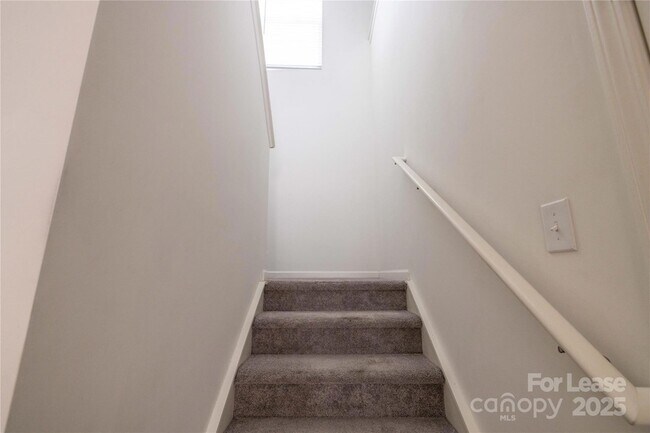 Building Photo - 710 Yorkshire Dr