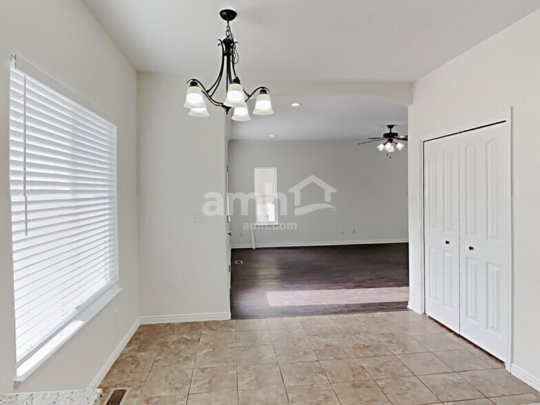 Building Photo - 7506 Addison Ave