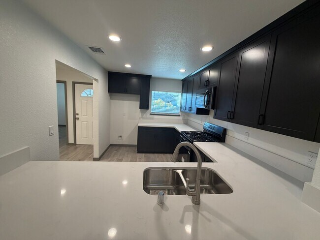 Building Photo - 7330 Stratford Pl