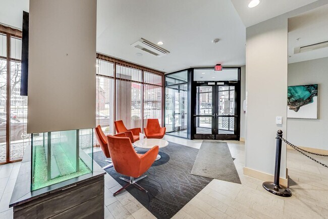 Building Photo - 1 Bed + 1 FB / Luxury Living in the heart ...