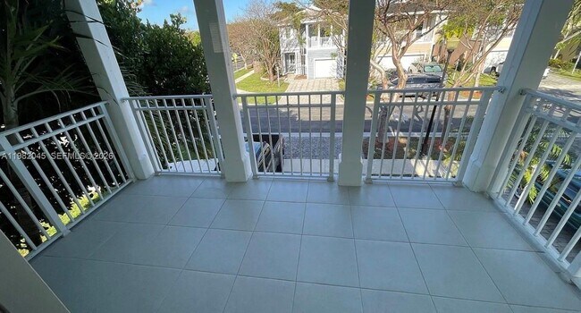 Building Photo - 390 NE 35th Ave