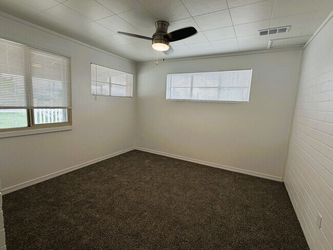 Building Photo - 265 N Oregon St