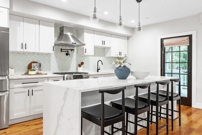 Building Photo - 113-115 Falcon St