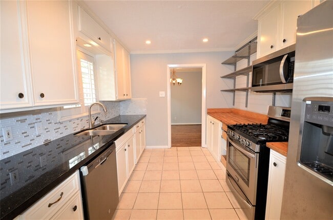 Building Photo - 1902 Coulcrest Dr